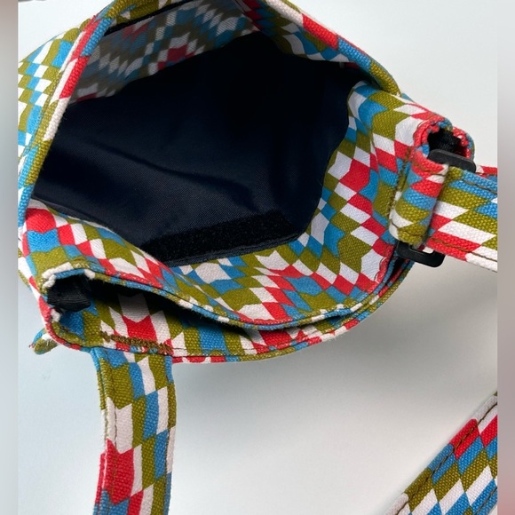 KAVU Keeper Bag Crossbody Pink Green Zig Zag Pattern EUC - Picture 6 of 8